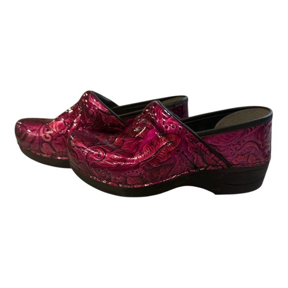 Dansko Vibrant Floral XP 2.0 Professional Clog – Fuchsia Tooled Patent - Picture 5 of 11